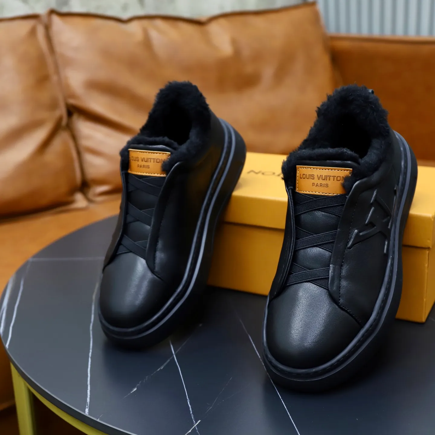 Ex-factory price: 500💰🙅‍♂️🙅‍♂️🙅‍♂️ Brand: LV Louis Vuitton Standard code: 38-44 (45 customized) Grade: Same as the official website Material: Original cowhide fabric Comfortable and warm wool lining Increased lightness, wear-resistant and soft outsole Style category: Men's fashionable casual shoes Running sneakers Distinguished luxury brand elements Top luxury Color: actual picture color